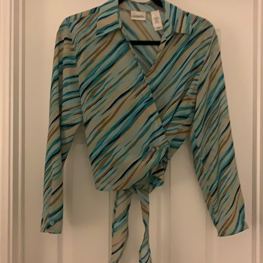cute blouse that wraps and toes in the back.